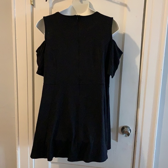 Cold Shoulder Peplum Top - Picture 4 of 5